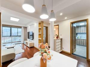 上海市にあるTyms 2BR Apt TianshanRD Near CESIS Line2のギャラリーの写真