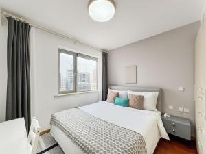 上海市にあるTyms 2BR Apt TianshanRD Near CESIS Line2のギャラリーの写真