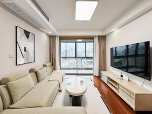 上海市にあるTyms 2BR Apt TianshanRD Near CESIS Line2のギャラリーの写真