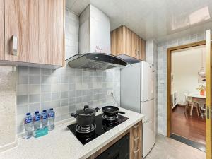 上海市にあるTyms 2BR Apt TianshanRD Near CESIS Line2のギャラリーの写真
