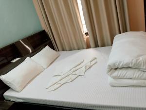 Postel nebo postele na pokoji v ubytování Royal Orbit Resort Pvt Ltd Pokhara