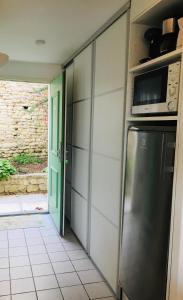 Η κουζίνα ή μικρή κουζίνα στο Grand studio jardin et piscine Coeur St-Martin