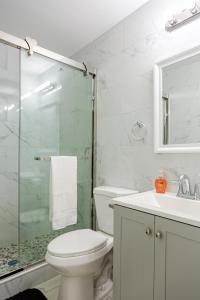 Ванная комната в Stylish Stay in Center City, French-Japanese & Minimalist Vibes