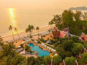 象岛Santhiya Koh Chang Resort的度假村和海滩的鸟瞰图