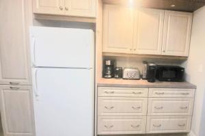 Cozy Home Close to Attractions in Niagara Falls的厨房或小厨房