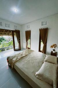 En eller flere senge i et værelse på Vlaris Homestay