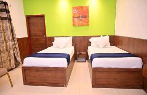 Rúm í herbergi á Serenpark Resort Jorhat
