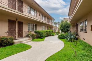 Κήπος έξω από το Boho 1-Bedroom Beach Condo with Mid Size Parking & Laundry