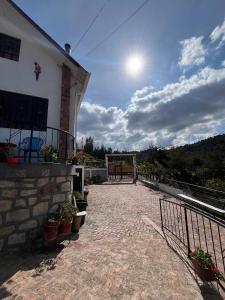 eine Terrasse eines Hauses mit der Sonne am Himmel in der Unterkunft Hospedaje Rural Yukaleña - Monguí in Monguí + 7 Fotos