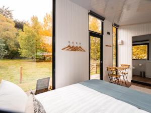 Postel nebo postele na pokoji v ubytování Colca Creek Tiny House by Tiny Away