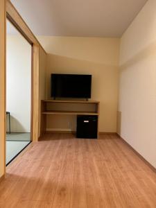妙高市にあるMatsuya hotelの壁に薄型テレビが備わる空の部屋 +19枚の写真