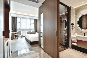Postel nebo postele na pokoji v ubytování Zhoushan Maison New Century Hotel