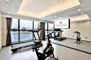 Fitness centrum a/nebo fitness zařízení v ubytování Zhoushan Maison New Century Hotel