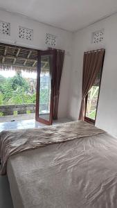 En eller flere senge i et værelse på Vlaris Homestay