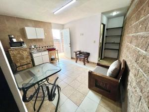 eine Küche mit Tisch und ein Esszimmer in der Unterkunft Departamento Rosedal 3 in Oaxtepec