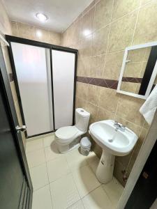 ein Badezimmer mit Toilette und Waschbecken in der Unterkunft Departamento Rosedal 3 in Oaxtepec