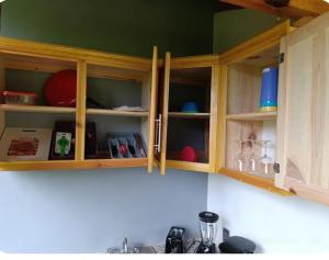 マサミトラにあるCabaña la Bonitaのキッチン(シンクの上に木製キャビネット付)