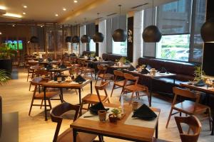 En restaurant eller et spisested på Hotel KIMAYA Slipi Jakarta By HARRIS