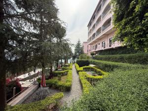 une passerelle dans un parc à côté d'un bâtiment dans l'établissement ECKO Kasang Regency Hill Resort, à Lansdowne