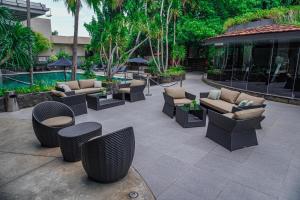 En hage utenfor Hotel KIMAYA Slipi Jakarta By HARRIS