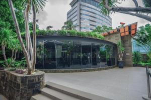 En hage utenfor Hotel KIMAYA Slipi Jakarta By HARRIS