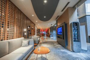 Sjónvarps- og/eða afþreyingartæki á Hotel KIMAYA Slipi Jakarta By HARRIS