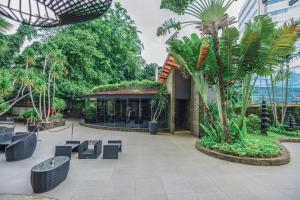 Garður fyrir utan Hotel KIMAYA Slipi Jakarta By HARRIS