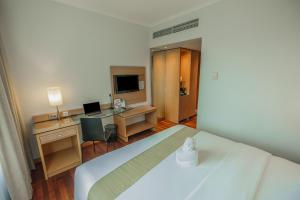 En eller flere senger på et rom på Hotel KIMAYA Slipi Jakarta By HARRIS