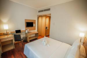 En eller flere senger på et rom på Hotel KIMAYA Slipi Jakarta By HARRIS