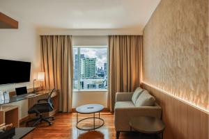 En TV eller et underholdningssystem på Hotel KIMAYA Slipi Jakarta By HARRIS