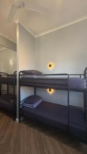Postel nebo postele na pokoji v ubytování Mad Monkey Central