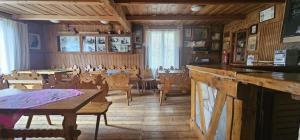 ein Speisesaal mit Tischen und Stühlen in einem Restaurant in der Unterkunft Chata Baców in Korbielów