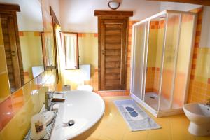 Un baño con lavabo, ducha e inodoro. en Casa Valery, en Lingueglietta
