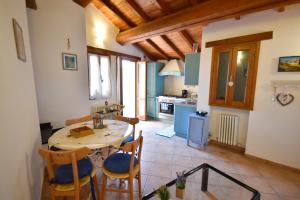 Una cocina y un comedor con mesa y sillas. en Casa Valery, en Lingueglietta 11 fotos más