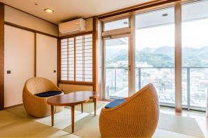 Un lugar para sentarse en Ooedo Onsen Monogatari Premium Ito Hotel New Okabe