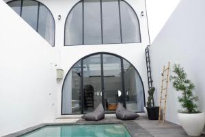 una casa con piscina delante de un edificio en Modern loft by Samas Group, en Dalung