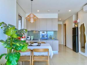 Η κουζίνα ή μικρή κουζίνα στο The Sóng Khang Apartment Luxury Vung Tau