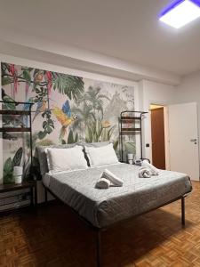 Un dormitorio con una cama grande con un mural en la pared. en Panorama Apartment Stresa, en Stresa