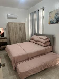 Кровать или кровати в номере Jores Transient House - Baclayon Bohol