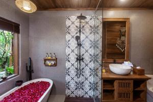 Bagno di Edge of Ubud by Pramana Villas