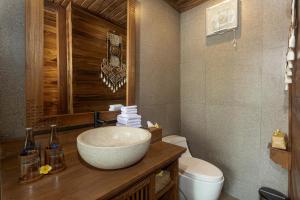Bagno di Edge of Ubud by Pramana Villas