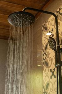 Bagno di Edge of Ubud by Pramana Villas