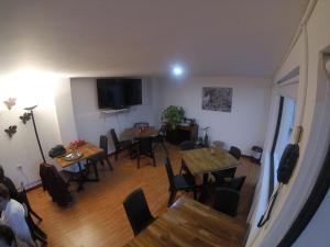 TV a/nebo společenská místnost v ubytování Hostal de la 57