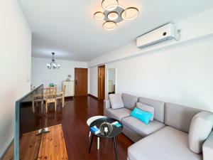 Een zitgedeelte bij Tyms 2BR Apt Near ITC Xujiahui Line1 11