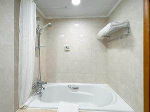 Een badkamer bij Tyms 2BR Apt Near ITC Xujiahui Line1 11