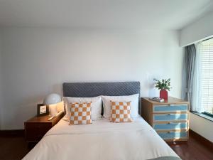 Een bed of bedden in een kamer bij Tyms 2BR Apt Near ITC Xujiahui Line1 11