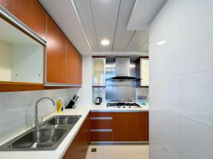 Een keuken of kitchenette bij Tyms 2BR Apt Near ITC Xujiahui Line1 11