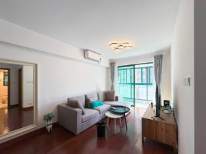 een woonkamer met een bank en een tafel bij Tyms 2BR Apt Near ITC Xujiahui Line1 11 in Shanghai