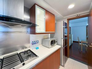 Een keuken of kitchenette bij Tyms 2BR Apt Near ITC Xujiahui Line1 11