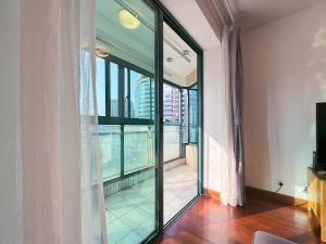 Een TV en/of entertainmentcenter bij Tyms 2BR Apt Near ITC Xujiahui Line1 11
